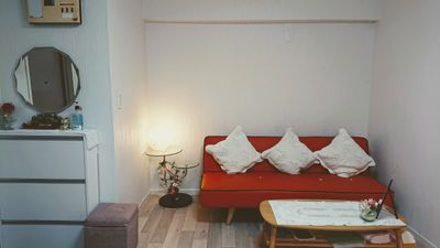 三人掛けのソファーで一息☆ - レンタルスペース ヒートマット付き施術ベットが2つ☆の室内の写真