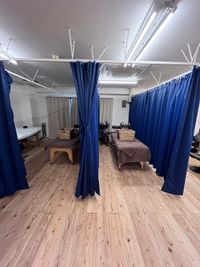 治療用ベッド3台でカーテンで仕切っています。 - fmill studio 幻の漆喰と鹿児島の飫肥杉床、おいしい空気のオーガニックサロンの室内の写真