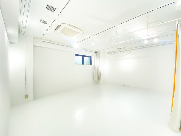 撮影スペースです。半地下のため、自然光が入りませんのでご了承ください。 - mederu studio 白ホリ撮影スタジオの室内の写真