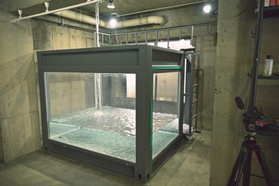 プールの大きさは高さ1500mm×横幅2000mm×奥行1500mmとなっております。水を入れる場合、最大で1200mmの高さまで入れることができます。 - Photo Studio NY 水中撮影可能な動画撮影スタジオの室内の写真