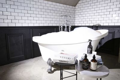 移動可能な猫足のバスタブです。 - Photo Studio NY 水中撮影可能な動画撮影スタジオの室内の写真