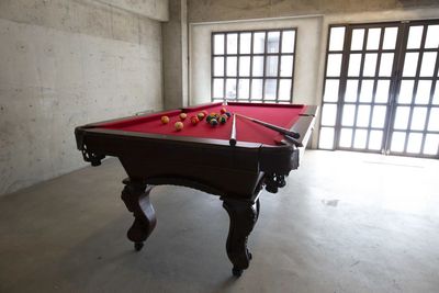 店内には撮影用ビリヤード台がございます。天板が別に用意されておりテーブルとして使用も可能です。
また、キャスターがついており自由に移動が可能です。 - Photo Studio NY 水中撮影可能な動画撮影スタジオの室内の写真