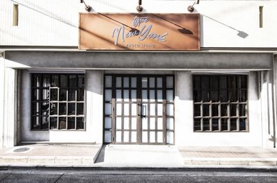 当スタジオは一階にあり、道路に面している為比較的搬入のしやすい構造となっております。大きな撮影小道具を搬入しての撮影も可能です。お気軽にご相談ください。 - Photo Studio NY 水中撮影可能な動画撮影スタジオの入口の写真