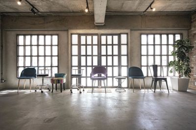 さまざまな種類の椅子がございます。 - Photo Studio NY 水中撮影可能な動画撮影スタジオの設備の写真