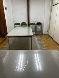 4人から6人座れるテーブルが
1台あります。
エアコン1時間につき100円かかります。 - リブ文化サークル 貸し教室の室内の写真
