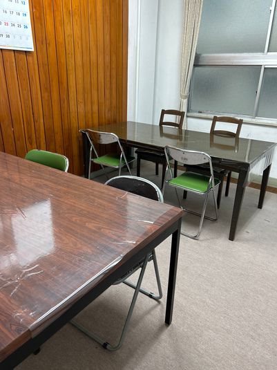 4人から6人座れるテーブルが
2台あります…空気清浄機あります。
エアコン1時間につき100円です。 - リブ文化サークル 貸し教室の室内の写真