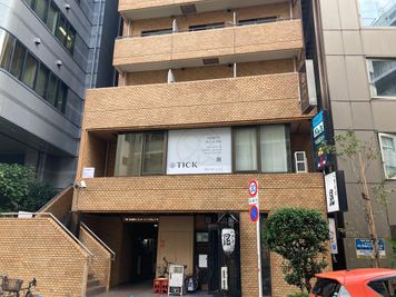 １階にお蕎麦屋さんのある茶色いタイル貼りの建物です - 【完全個室🍃】新宿御苑のレンタルサロン「サラビアンカ」 新宿御苑側のインスタ映えする🌺個室型レンタルサロン🍃の外観の写真