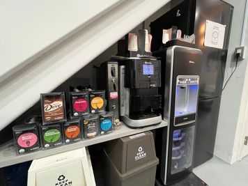 フリードリンクもございます - いいオフィス南麻布 【白金高輪駅徒歩6分】6名会議室（M-1）※予約時間前は入室不可のその他の写真