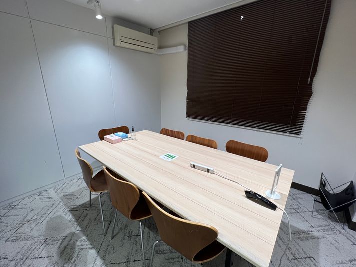 いいオフィス恵比寿 【恵比寿駅徒歩1分】6名会議室（Room2）の室内の写真
