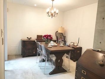 奥は英国アンティーク家具のあるスペースです。 - 「サロット代官山」代官山T-SITE至近のRCデザイナーズハウス 〈サロット代官山〉自然光の入る地下1階・広いレンタルスペースの室内の写真