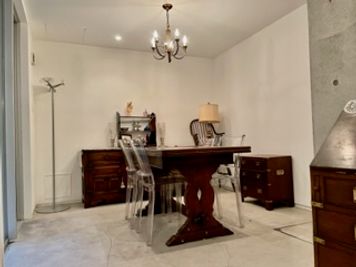 「サロット代官山」代官山T-SITE至近のRCデザイナーズハウス 〈サロット代官山〉自然光の入る地下1階・広いレンタルスペースの室内の写真