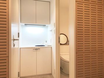 洗面・トイレは各1箇所です。 - レンタルスペース「サロット代官山」 〈サロット代官山〉自然光の入る地下1階・広いレンタルスペースの室内の写真