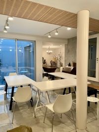 可動机は常設1台ですが、3台まで増設可能です。 - 「サロット代官山」代官山T-SITE至近のRCデザイナーズハウス 〈サロット代官山〉自然光の入る地下1階・広いレンタルスペースの設備の写真