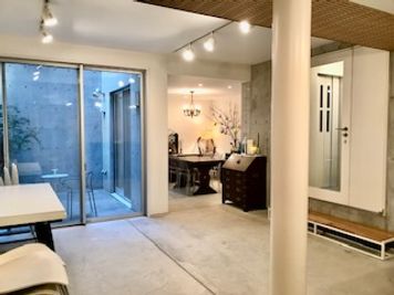 「サロット代官山」代官山T-SITE至近のRCデザイナーズハウス 〈サロット代官山〉自然光の入る地下1階・広いレンタルスペースの室内の写真