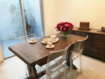 地下にありながら、ドライエリアに面した大きな窓から自然光が入ります。
 - 「サロット代官山」代官山T-SITE至近のRCデザイナーズハウス 〈サロット代官山〉自然光の入る地下1階・広いレンタルスペースの室内の写真