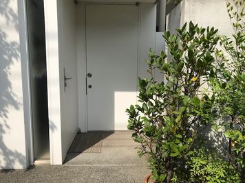 道路から見て正面の扉を開けると、地下への階段があります。 - 「サロット代官山」代官山T-SITE至近のRCデザイナーズハウス 〈サロット代官山〉自然光の入る地下1階・広いレンタルスペースの外観の写真