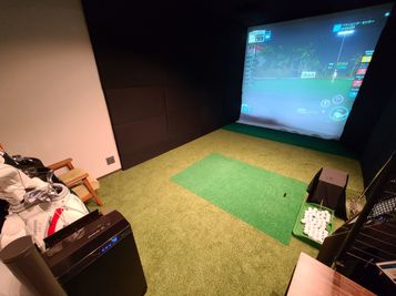 無人インドアゴルフ　cosorenの室内の写真