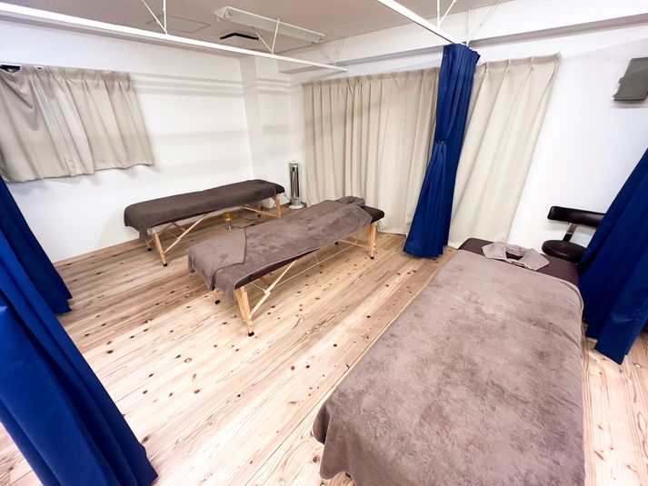 3人分の半個室 - fmill studio 幻の漆喰と鹿児島の飫肥杉床、おいしい空気のオーガニックサロンの室内の写真