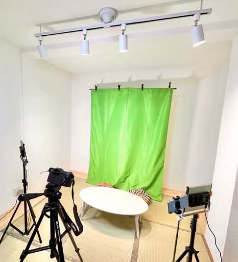 ローテブル、一眼レフカメラ、グリーンバック、照明 - ダンバラIT Youtubeスタジオ リノベキャンペーン レンタルスペース Youtubeスタジオの室内の写真