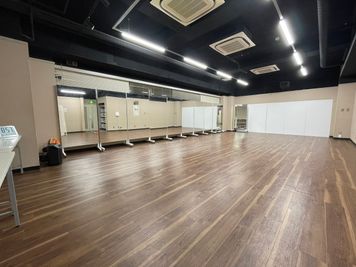 THビル2階Aルーム 多目的スペース（会議室、セミナールーム、ダンススタジオ）の室内の写真