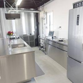 キッチン設備は冷蔵庫、ステンレス製カップボード、温水、ガズコンロ、コーヒーメーカー等々
☆ガレージ内電源設備は充実(全ての端子に対応) - 宮城県初！ガレージレンタルスペース　ドームテント新設！ 県内初！ガレージスタジオ【エジソン】400坪☆ドームテントあり☆の設備の写真