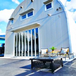 高さ約6mのドーム型アメリカンガレージ、建物手前には焚き火台 - 宮城県初！ガレージレンタルスペース　ドームテント新設！ 県内初！ガレージスタジオ【エジソン】400坪☆ドームテントあり☆の外観の写真