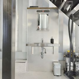 手洗い、化粧スペースもシルバーカラーで統一仕上げ - 宮城県初！ガレージレンタルスペース　ドームテント新設！ 県内初！ガレージスタジオ【エジソン】400坪☆ドームテントあり☆の室内の写真