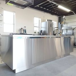 全幅270cmのオールステンレス製アイランドキッチン
◽︎ガスコンロ　3口
◽︎温水栓シンク - 宮城県初！ガレージレンタルスペース　ドームテント新設！ 県内初！ガレージスタジオ【エジソン】400坪☆ドームテントあり☆の設備の写真