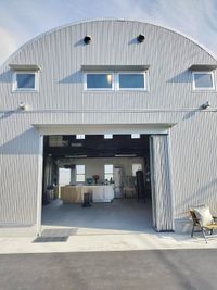 ガレージの正面入口は幅3m、高さ2m50cmの大きな開口、大きな車や什器の搬入可能 - 宮城県初！ガレージレンタルスペース　ドームテント新設！ 県内初！ガレージスタジオ【エジソン】400坪☆ドームテントあり☆の入口の写真