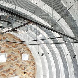 高い天上からも下まで明るく照らすLED照明（調光調整可能） - 宮城県初！ガレージレンタルスペース　ドームテント新設！ 県内初！ガレージスタジオ【エジソン】400坪☆ドームテントあり☆の設備の写真