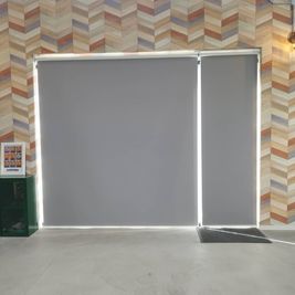 プロジェクタースクリーンにもなるロールスクリーンカーテン（正面入口裏)
☆無料貸し出しプロジェクターあり◎ - 宮城県初！ガレージレンタルスペース　ドームテント新設！ 県内初！ガレージスタジオ【エジソン】400坪☆ドームテントあり☆の設備の写真