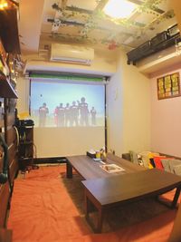 ゴロ寝しながら巨大スクリーンでテレビ、映画、iPhone動画が見れます。照明を点けてもクッキリ、ハッキリ鑑賞できます。（別写真参照） - Rental Space DECO 御徒町＆新御徒町 🌈1名様限定＆✨遮光スクリーンで映画館気分！設備沢山！の室内の写真