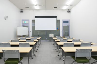 【浜松駅直結徒歩3分／アクトタワー内】大研修室32名／会議・研修の利用に最適！プロジェクター＋スクリーン完備！オンラインも対応 - ＜会議室・レンタルスペース／コワーキング＞　まなクル浜松