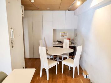 【角には、おしゃれなチェア・テーブル、細かい備品がまとめてあります】 - TIME SHARING 新宿御苑前 壱丁目参番館 1001の設備の写真