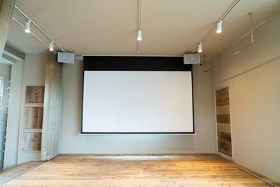 プロジェクター投影用のスクリーンは大迫力。 - Sophia(ソフィア) 京都から25分のハイセンスなレンタルスペースの設備の写真