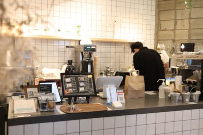 こちらで受付を行なった後にスタッフがご案内致します。
 - ワーキングスペース W COFFEE カフェ＆ワーキングスペース　WCOFFEEの入口の写真