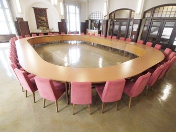 椅子は変更となっております - 名古屋会議室 日本陶磁器センター 大会議室の室内の写真