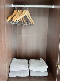 ・ハンガー6　
・ひざ掛け4枚
 - お気軽スペースSABO　アーバンライフ山之口1号店の室内の写真