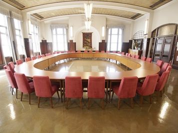 椅子は変更となっております - 名古屋会議室 日本陶磁器センター 大会議室の室内の写真