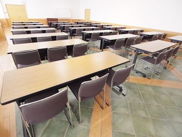 3名がけスクール形式やロの字形式の場合、お客様自身でレイアウト変更をお願いします。 - 名古屋会議室 日本陶磁器センター 【2025年10月1日から】多目的ホールの室内の写真
