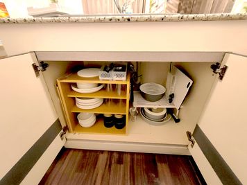 食器や調理器具はシンク下収納に - 【完全個室】繁華街近く･広々対面キッチン付 お気軽レンタルスペースMOE（モエ）橘通東パーティースペースの設備の写真