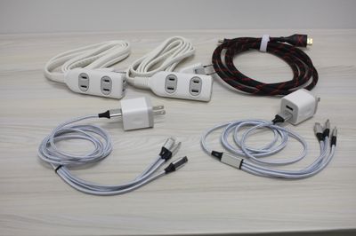 各種ケーブル、充電器を利用可能です。
延長コード2m×2、HDMIケーブル1.8m、USBケーブル（Lightning、Type-C、micro-B）×2本 - パーソナルレンタルスタジオ モエギ市ヶ谷/Moegi市ヶ谷 大学オフィス街近スタジオ♪ヨガピラティスダンス練習レッスンに最適の設備の写真