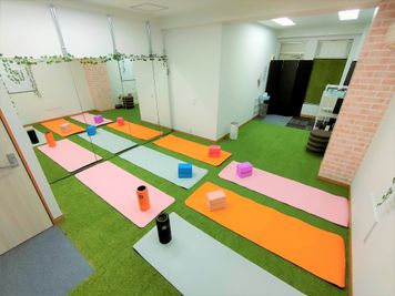 鏡前はヨガマットを最大6枚まで敷くことが可能です。 - パーソナルレンタルスタジオ モエギ市ヶ谷/Moegi市ヶ谷 大学オフィス街近スタジオ♪ヨガピラティスダンス練習レッスンに最適の室内の写真