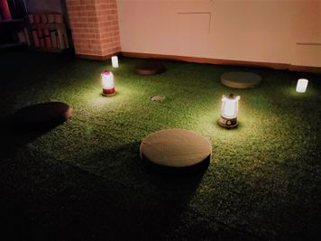 LEDランタンでオフィス街とは思えない癒し空間をお楽しみ下さい！
 - パーソナルレンタルスタジオ モエギ市ヶ谷/Moegi市ヶ谷 大学オフィス街近スタジオ♪ヨガピラティスダンス練習レッスンに最適の室内の写真