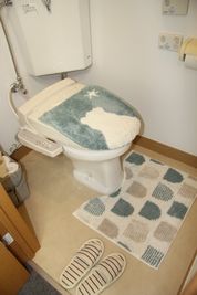 トイレはウォシュレット＆暖房便座完備！ - パーソナルレンタルスタジオ モエギ市ヶ谷/Moegi市ヶ谷 大学オフィス街近スタジオ♪ヨガピラティスダンス練習レッスンに最適の室内の写真