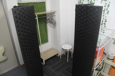 パーティションを使って着替えスペースも設置可能です。 - パーソナルレンタルスタジオ モエギ市ヶ谷/Moegi市ヶ谷 大学オフィス街近スタジオ♪ヨガピラティスダンス練習レッスンに最適の設備の写真