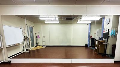 明るい室内 - スタジオ ライトルーム 神戸三宮店 ダンス&ヨガ 三宮店(506号室)の室内の写真