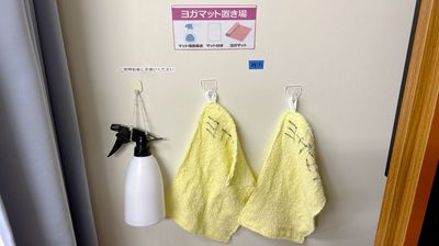 ヨガマット拭きと消毒液 - スタジオ ライトルーム 神戸三宮店 ダンス&ヨガ 三宮店(506号室)の設備の写真