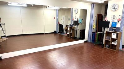 大型鏡5枚完備 - スタジオ ライトルーム 神戸三宮店 ダンス&ヨガ 三宮店(506号室)の室内の写真