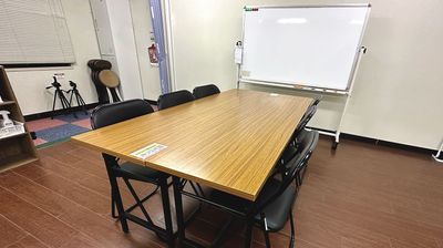 会議テーブルとホワイトボード - スタジオ ライトルーム 神戸三宮店 ダンス&ヨガ 三宮店(506号室)の設備の写真